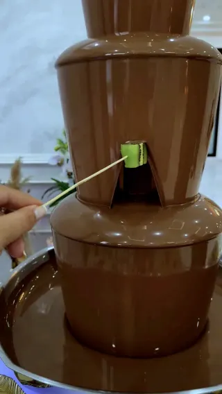 Fontaine de chocolat sur un buffet