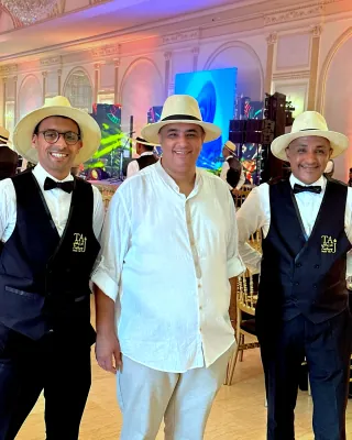 Membres de l’équipe Afrah Taj en tenue de service