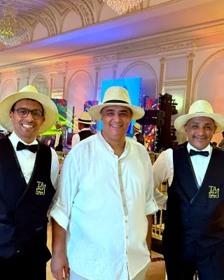 L’équipe Afrah Taj en tenue de service