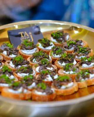Canapés à la truffe au monogramme Taj
