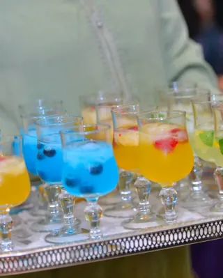 Cocktails colorés alignés sur un plateau