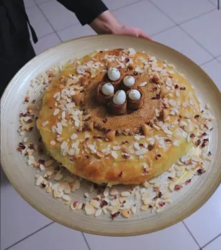 Pastilla aux amandes, dorée et saupoudrée de sucre