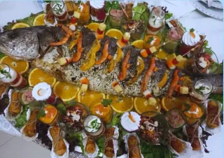Poisson royal aux agrumes dressé sur plat