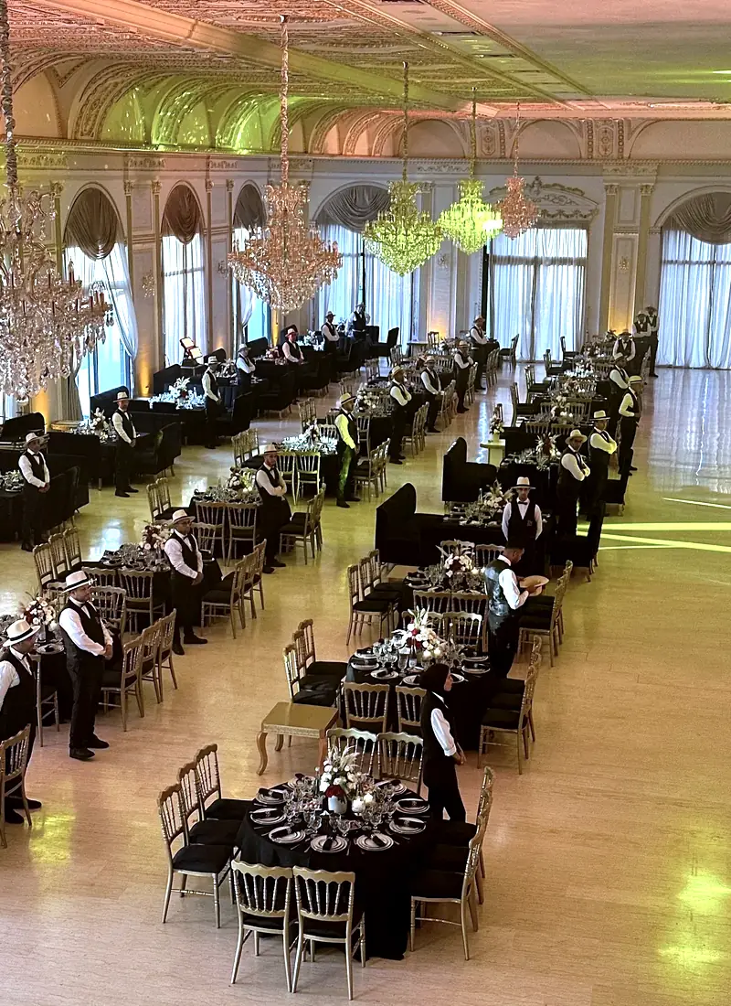 La brigade Afrah Taj en place dans une grande salle de bal, avant l’arrivée des invités