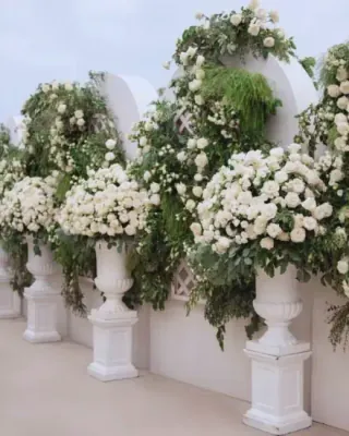 Arche florale entre deux colonnes