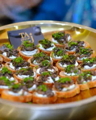 Canapés à la truffe au monogramme Taj