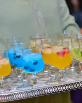 Cocktails signature sur un plateau