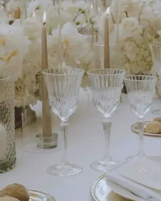 Verrerie en cristal et compositions de fleurs blanches