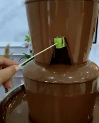 Fontaine de chocolat sur un buffet