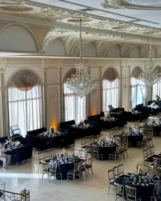 Salle de bal dressée sous les lustres