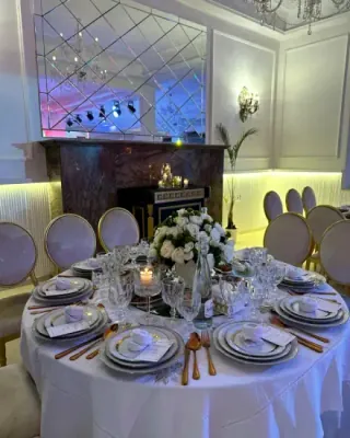 Table ronde dressée au cristal