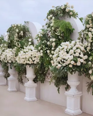 Arche florale entre deux colonnes