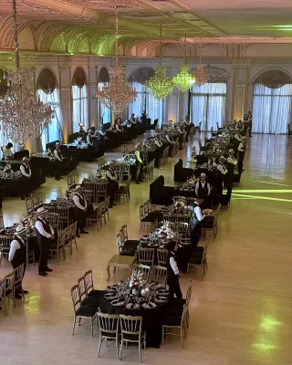 Longues tables dressées dans une salle de banquet