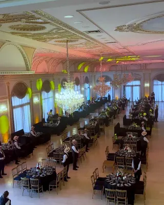 Salle de bal baignée d’une lumière dorée