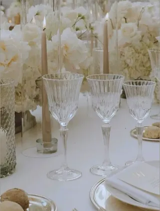 Verrerie en cristal et compositions de fleurs blanches