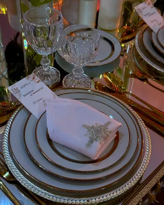 Couvert dressé avec carton de menu et couverts dorés
