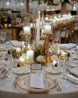 Table dressée aux candélabres dorés