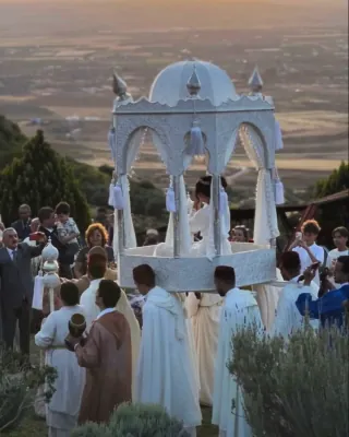 Mariés portés en amaria lors d’une cérémonie